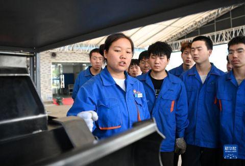 新華全媒+丨“00后”巾幗工匠 技能成才書寫勵志人生